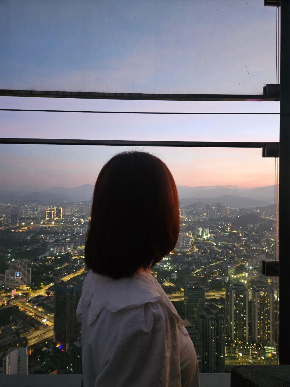 58층에서 쿠알라룸푸르의 노을과 도시를 바라보는 이연경 대표