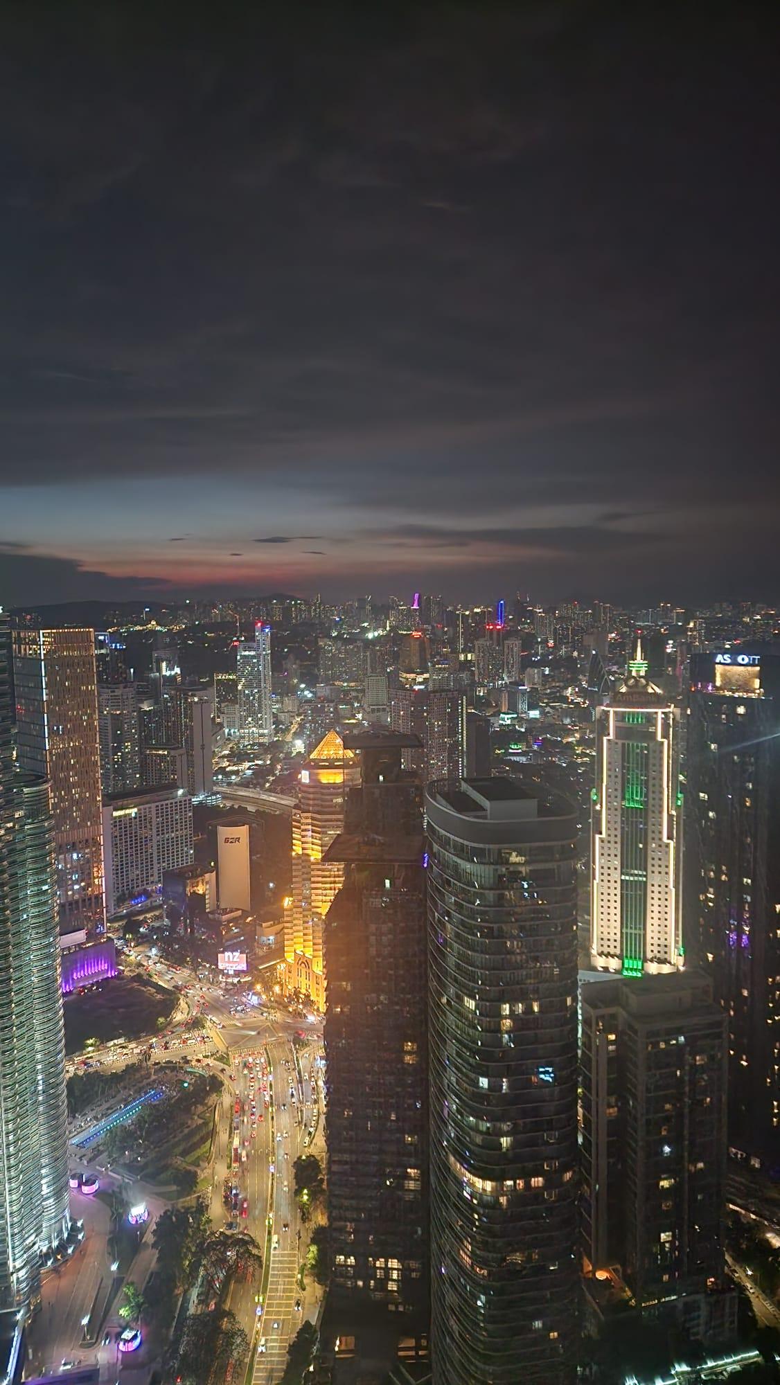 높은 곳에서 내려다본 쿠알라룸푸르 도심의 밤 풍경