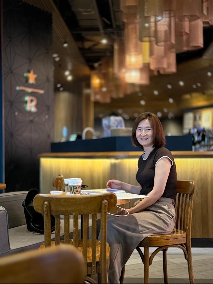 카페에서 문서를 펼쳐 둔 이연경 대표