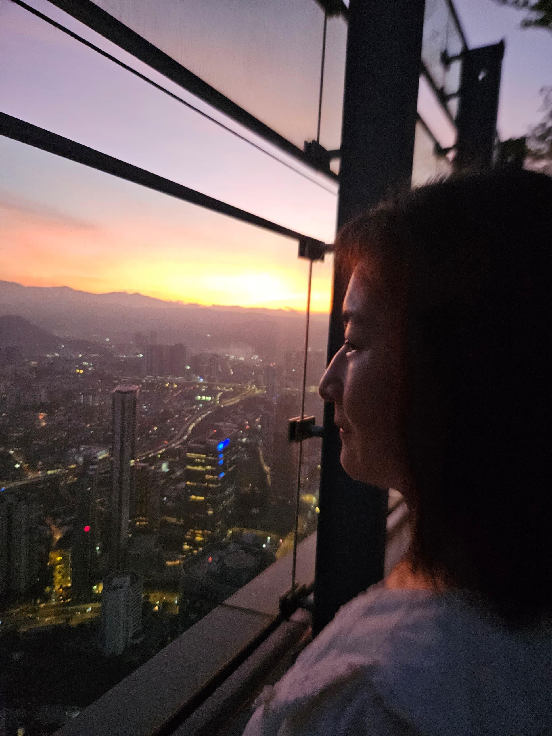 58층에서 쿠알라룸푸르 노을을 바라보는 이연경 대표